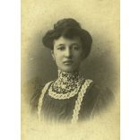 Jordan műterem, gyönyörű nő gyönyörű ruhában, Pinkafő-Hartberg, monarchia, 1890-es évek, Eredeti CDV, vizitkártya fotó.   