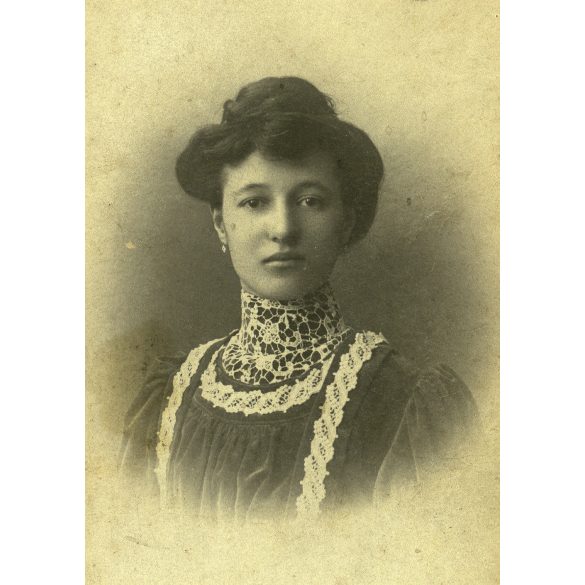 Jordan műterem, gyönyörű nő gyönyörű ruhában, Pinkafő-Hartberg, monarchia, 1890-es évek, Eredeti CDV, vizitkártya fotó.   