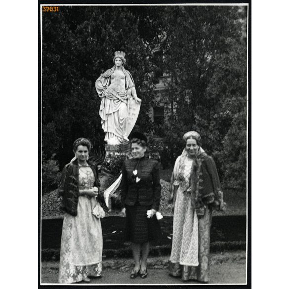 Hungária szobor újraavatása, Szatmárnémeti,, Észak-Erdély, MÁV Internátus udvara, hölgyek nemesi díszruhában, díszmagyar, 2. világháború, Horthy-korszak, helytörténet, 1941. szeptember 12, 1940-es éve