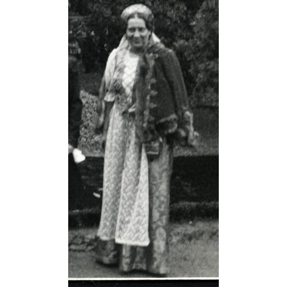 Hungária szobor újraavatása, Szatmárnémeti,, Észak-Erdély, MÁV Internátus udvara, hölgyek nemesi díszruhában, díszmagyar, 2. világháború, Horthy-korszak, helytörténet, 1941. szeptember 12, 1940-es éve