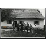 Szinte László háza, Sepsikőröspatak, Erdély, épült 1855-ben, népviselet, 2. világháború, Horthy-korszak, helytörténet, 1942, 1940-es évek, Eredeti fotó, papírkép, hátulján ragasztásnyomok .  