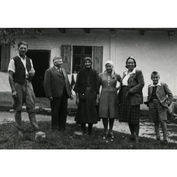 Szinte László háza, Sepsikőröspatak, Erdély, épült 1855-ben, népviselet, 2. világháború, Horthy-korszak, helytörténet, 1942, 1940-es évek, Eredeti fotó, papírkép, hátulján ragasztásnyomok .  