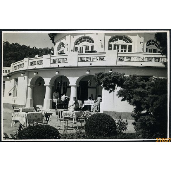 A Sport Szállóban, Tihany, Balaton, vendéglátás, étterem, Horthy-korszak, helytörténet, 1940, 1940-es évek, Eredeti fotó, papírkép, hátulján ragasztásnyomok .  