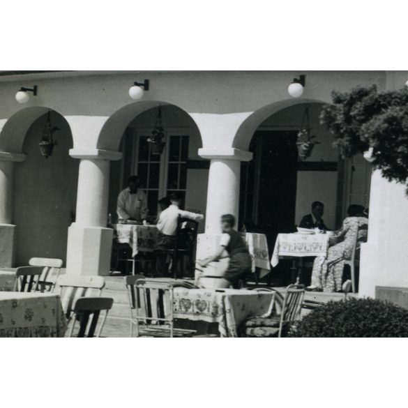 A Sport Szállóban, Tihany, Balaton, vendéglátás, étterem, Horthy-korszak, helytörténet, 1940, 1940-es évek, Eredeti fotó, papírkép, hátulján ragasztásnyomok .  