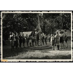   Cserkésztábor, Isaszeg, az Eucharisztikus Világkongresszus utáni isaszegi tábor, ahol körmenet és fáklyás felvonulás is volt, egyenruha, zászlófelvonás, Horthy-korszak, helytörténet, 1938, 1930-as éve