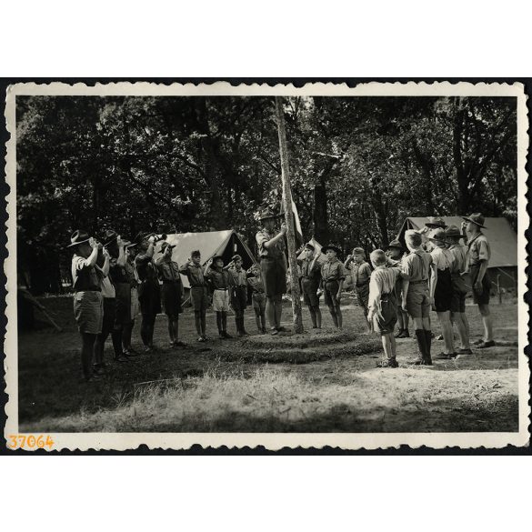 Cserkésztábor, Isaszeg, az Eucharisztikus Világkongresszus utáni isaszegi tábor, ahol körmenet és fáklyás felvonulás is volt, egyenruha, zászlófelvonás, Horthy-korszak, helytörténet, 1938, 1930-as éve