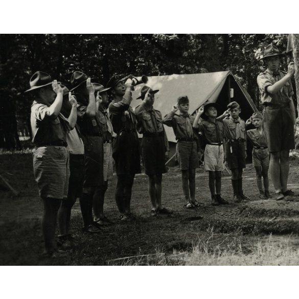 Cserkésztábor, Isaszeg, az Eucharisztikus Világkongresszus utáni isaszegi tábor, ahol körmenet és fáklyás felvonulás is volt, egyenruha, zászlófelvonás, Horthy-korszak, helytörténet, 1938, 1930-as éve