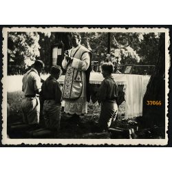   Cserkésztábor, Isaszeg,  tábori mise, az Eucharisztikus Világkongresszus utáni isaszegi tábor, ahol körmenet és fáklyás felvonulás is volt, egyenruha, pap, Horthy-korszak, helytörténet, 1938, 1930-as 