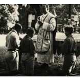 Cserkésztábor, Isaszeg,  tábori mise, az Eucharisztikus Világkongresszus utáni isaszegi tábor, ahol körmenet és fáklyás felvonulás is volt, egyenruha, pap, Horthy-korszak, helytörténet, 1938, 1930-as 