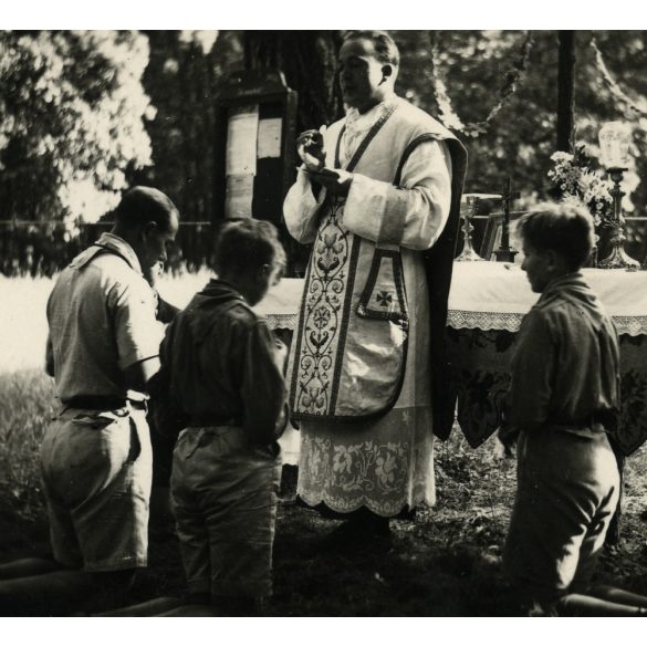 Cserkésztábor, Isaszeg,  tábori mise, az Eucharisztikus Világkongresszus utáni isaszegi tábor, ahol körmenet és fáklyás felvonulás is volt, egyenruha, pap, Horthy-korszak, helytörténet, 1938, 1930-as 