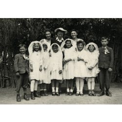   Elsőáldozók, Hetmény, Vágsellye, Felvidék, egyházi ünnep, gyerekek ünneplőben, Horthy-korszak, helytörténet, 1944, 1940-es évek, Eredeti fotó, hátulján feliratozott papírkép.  