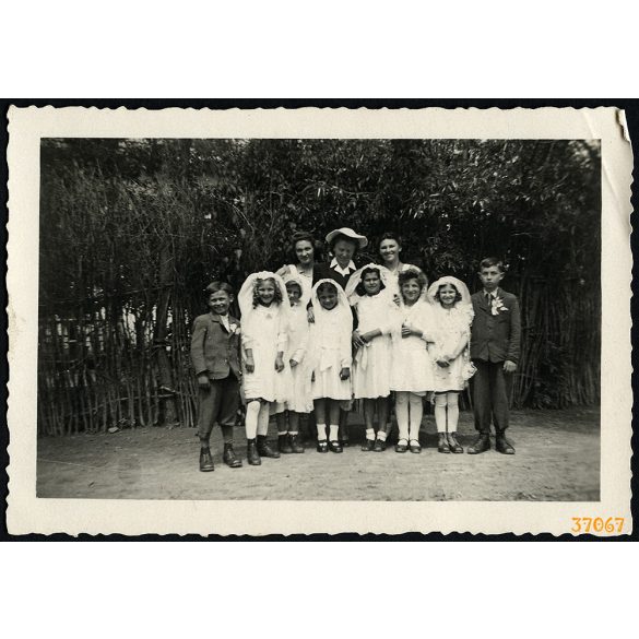 Elsőáldozók, Hetmény, Vágsellye, Felvidék, egyházi ünnep, gyerekek ünneplőben, Horthy-korszak, helytörténet, 1944, 1940-es évek, Eredeti fotó, hátulján feliratozott papírkép.  