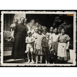   A gyülekezet tagjai a Tiszteletes úrral, Máriaremete (Budapest), templomkert, pap, egyház, Horthy-korszak, helytörténet, 1939, 1930-as évek, Eredeti fotó, hátulján feliratozott papírkép.  