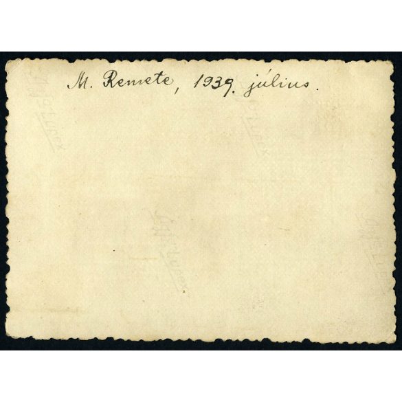 A gyülekezet tagjai a Tiszteletes úrral, Máriaremete (Budapest), templomkert, pap, egyház, Horthy-korszak, helytörténet, 1939, 1930-as évek, Eredeti fotó, hátulján feliratozott papírkép.  