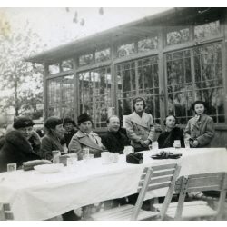   Wippner (?) vendéglő, Máriaremete (Budapest), Úri társaság a Tiszteletes úrral,  vendéglátás, kocsma, Horthy-korszak, helytörténet, 1938, 1930-as évek, Eredeti fotó, hátulján feliratozott papírkép.   