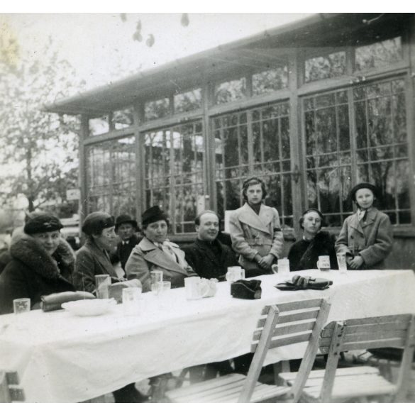 Wippner (?) vendéglő, Máriaremete (Budapest), Úri társaság a Tiszteletes úrral,  vendéglátás, kocsma, Horthy-korszak, helytörténet, 1938, 1930-as évek, Eredeti fotó, hátulján feliratozott papírkép.   