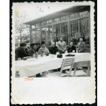 Wippner (?) vendéglő, Máriaremete (Budapest), Úri társaság a Tiszteletes úrral,  vendéglátás, kocsma, Horthy-korszak, helytörténet, 1938, 1930-as évek, Eredeti fotó, hátulján feliratozott papírkép.   