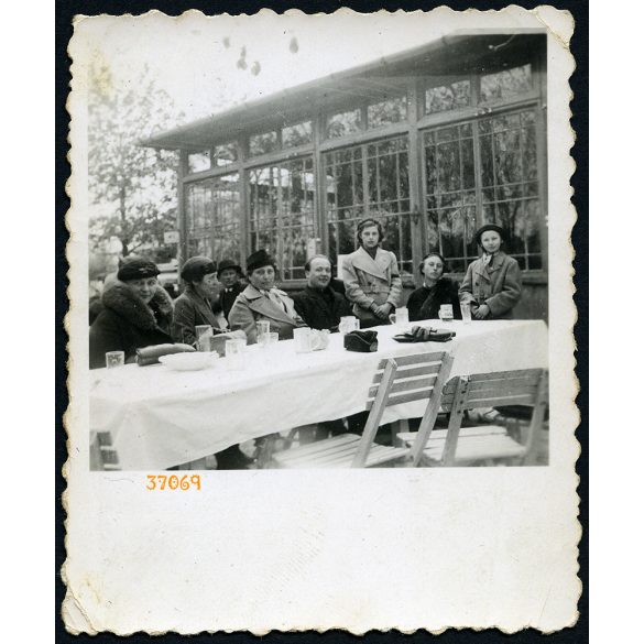 Wippner (?) vendéglő, Máriaremete (Budapest), Úri társaság a Tiszteletes úrral,  vendéglátás, kocsma, Horthy-korszak, helytörténet, 1938, 1930-as évek, Eredeti fotó, hátulján feliratozott papírkép.   