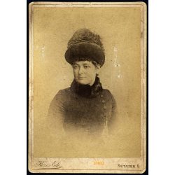  Kozics műterem, Pozsony, Felvidék, elegáns hölgy különös kalapban, portré, monarchia, 1870-es évek, Eredeti  kabinetfotó.  