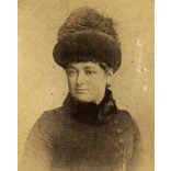 Kozics műterem, Pozsony, Felvidék, elegáns hölgy különös kalapban, portré, monarchia, 1870-es évek, Eredeti  kabinetfotó.  