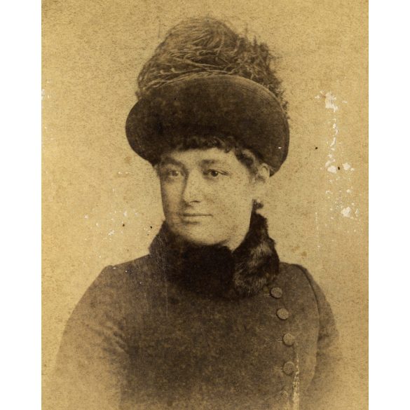 Kozics műterem, Pozsony, Felvidék, elegáns hölgy különös kalapban, portré, monarchia, 1870-es évek, Eredeti  kabinetfotó.  