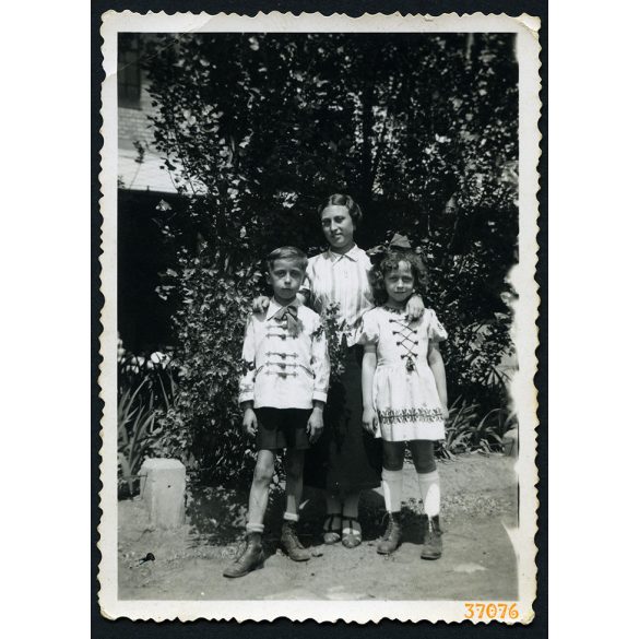 Elegáns hölgy gyermekeivel a Wander Gyógyszergyár (EGIS) udvarán, Kőbánya, (Budapest), Horthy-korszak, helytörténet, 1937, 1930-as évek, Eredeti fotó, hátulján feliratozott papírkép.  