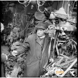 Ószeres az Ecseri Piacon, Budapest, Kispest, Nagykőrösi úti Használtcikk Piac, bolhapiac, üzlet, kirakat, régiség, helytörténet, 1960-as évek,  Eredeti nagyméretű fotó negatív!    