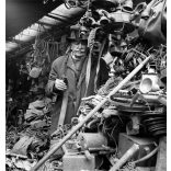 Ószeres, árus az Ecseri Piacon, Budapest, Kispest, Nagykőrösi úti Használtcikk Piac, bolhapiac, üzlet, kirakat, régiség, helytörténet, 1960-as évek,  Eredeti nagyméretű fotó negatív!  