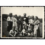 Kirándulás a Tiszteletes úrral, Máriaremete (Budapest), pap napszemüveggel, egyház, Horthy-korszak, helytörténet, 1939, 1930-as évek, Eredeti fotó, hátulján feliratozott papírkép.   