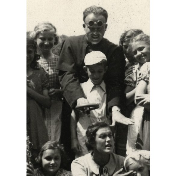 Kirándulás a Tiszteletes úrral, Máriaremete (Budapest), pap napszemüveggel, egyház, Horthy-korszak, helytörténet, 1939, 1930-as évek, Eredeti fotó, hátulján feliratozott papírkép.   