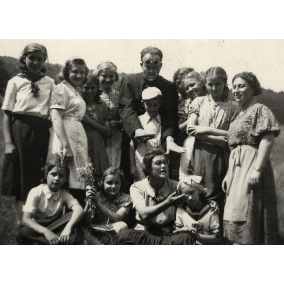 Kirándulás a Tiszteletes úrral, Máriaremete (Budapest), pap napszemüveggel, egyház, Horthy-korszak, helytörténet, 1939, 1930-as évek, Eredeti fotó, hátulján feliratozott papírkép.   