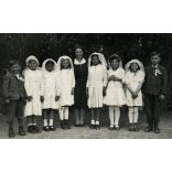 Elsőáldozók, Hetmény, Vágsellye,, Felvidék, egyházi ünnep, gyerekek ünneplőben, Horthy-korszak, helytörténet, 1944, 1940-es évek, Eredeti fotó, hátulján feliratozott papírkép.   