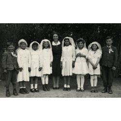   Elsőáldozók, Hetmény, Vágsellye,, Felvidék, egyházi ünnep, gyerekek ünneplőben, Horthy-korszak, helytörténet, 1944, 1940-es évek, Eredeti fotó, hátulján feliratozott papírkép.   