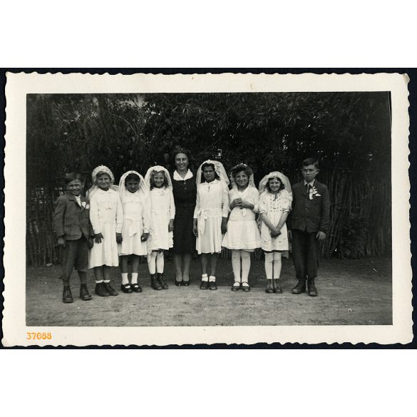 Elsőáldozók, Hetmény, Vágsellye,, Felvidék, egyházi ünnep, gyerekek ünneplőben, Horthy-korszak, helytörténet, 1944, 1940-es évek, Eredeti fotó, hátulján feliratozott papírkép.   