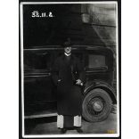 Erdélyi Guidó, a ciszteci rend jelentős tagja, Horthy-korszak, egyháztörténet, vallás, BUICK autó, jármű, közlekedés, 1932, 1930-as évek, Eredeti fotó, hátulján szignózott papírkép. 