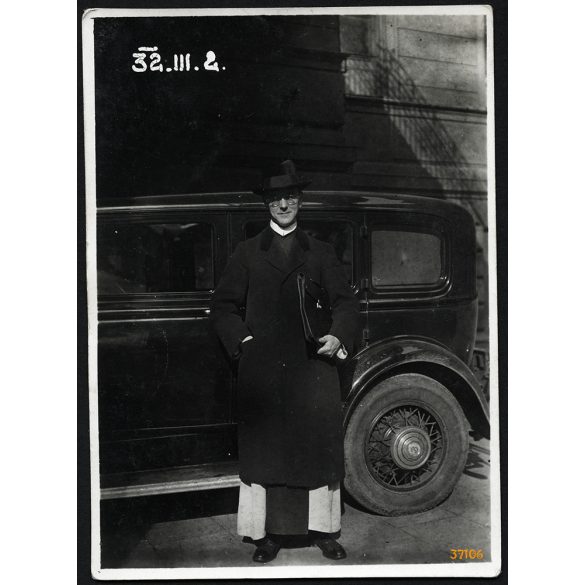 Erdélyi Guidó, a ciszteci rend jelentős tagja, Horthy-korszak, egyháztörténet, vallás, BUICK autó, jármű, közlekedés, 1932, 1930-as évek, Eredeti fotó, hátulján szignózott papírkép. 