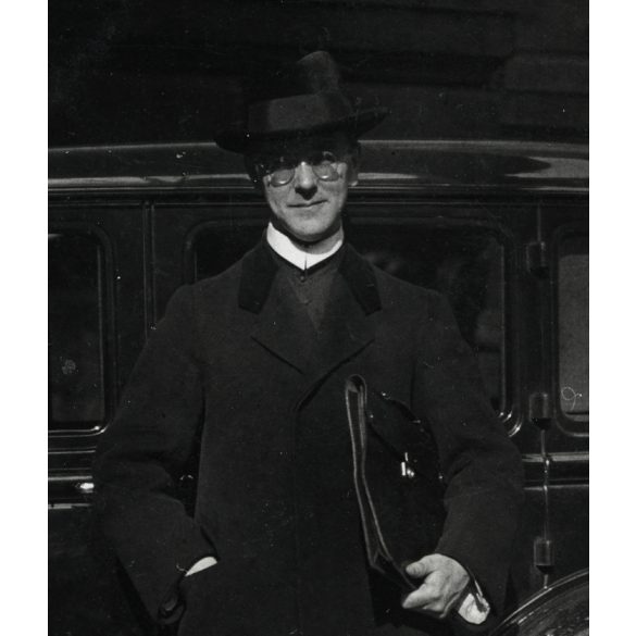 Erdélyi Guidó, a ciszteci rend jelentős tagja, Horthy-korszak, egyháztörténet, vallás, BUICK autó, jármű, közlekedés, 1932, 1930-as évek, Eredeti fotó, hátulján szignózott papírkép. 