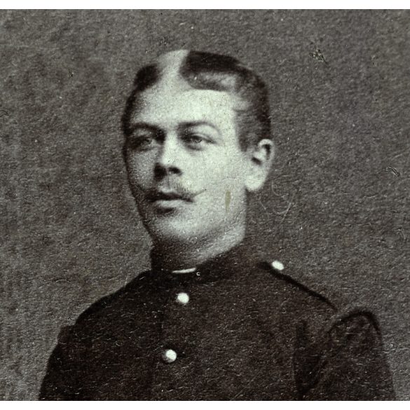 Dunky Fivérek műterme, Kolozsvár (?), Erdély,  K.u.K. magyar katona portréja, 1. világháború, egyenruha, kard, bajusz, monarchia, 1910-es évek, Eredeti nagyméretű kabinetfotó.  