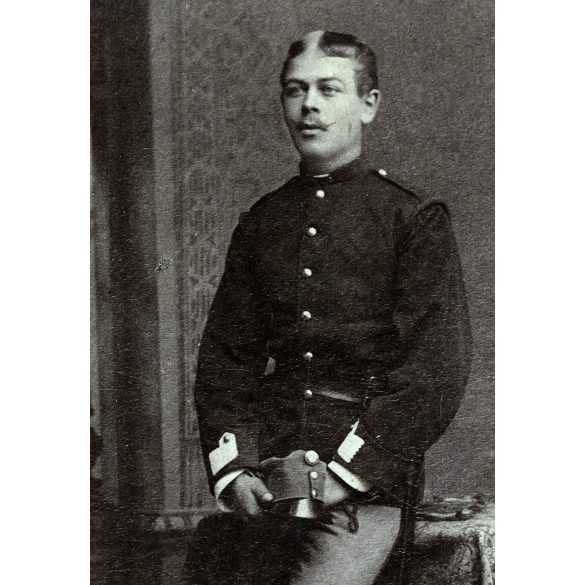 Dunky Fivérek műterme, Kolozsvár (?), Erdély,  K.u.K. magyar katona portréja, 1. világháború, egyenruha, kard, bajusz, monarchia, 1910-es évek, Eredeti nagyméretű kabinetfotó.  