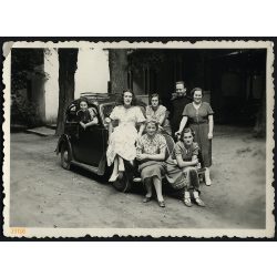   A Ranolder Intézet növendékei dr. Halász Pállal kirándulnak, Vác, Pokol csárda, autó, jármű, közlekedés, Horthy-korszak, helytörténet, 1939, 1930-as évek, Eredeti fotó, hátulján feliratozott papírkép.