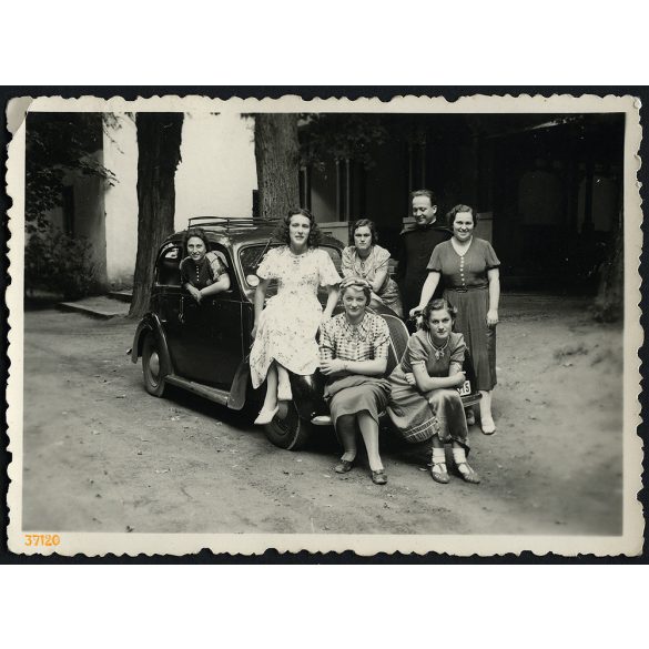 A Ranolder Intézet növendékei dr. Halász Pállal kirándulnak, Vác, Pokol csárda, autó, jármű, közlekedés, Horthy-korszak, helytörténet, 1939, 1930-as évek, Eredeti fotó, hátulján feliratozott papírkép.