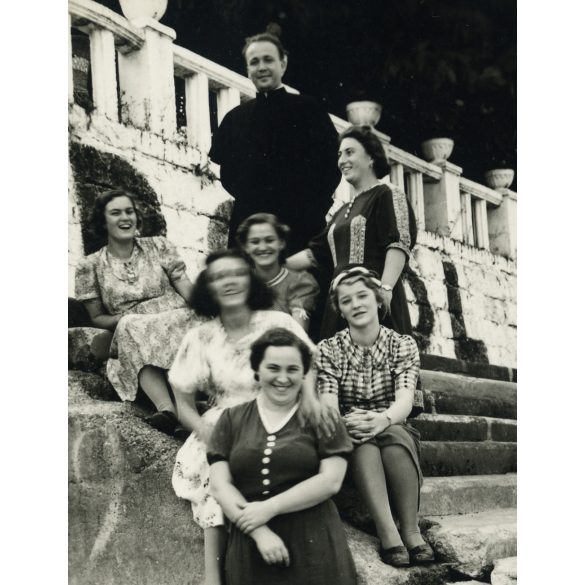 A Ranolder Intézet növendékei  dr. Halász Pállal kirándulnak, Vác, Pokol csárda, Horthy-korszak, helytörténet, 1939, 1930-as évek, Eredeti fotó, hátulján feliratozott papírkép. 