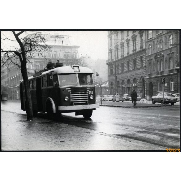 Ikarus trolibusz, Budapest, 74-es járat, Harminckettesek tere, Baross utca, Józsefváros, szocializmus, jármű, közlekedés, helytörténet, 1970-es évek, Eredeti fotó, papírkép.   méret megközelítőleg (ce