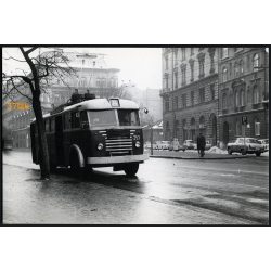   Ikarus trolibusz, autóbusz, Budapest, 74-es járat, Harminckettesek tere, Baross utca, Józsefváros, szocializmus, jármű, közlekedés, helytörténet, 1970-es évek, Eredeti fotó, papírkép.  