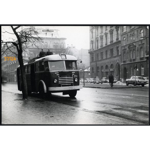 Ikarus trolibusz, autóbusz, Budapest, 74-es járat, Harminckettesek tere, Baross utca, Józsefváros, szocializmus, jármű, közlekedés, helytörténet, 1970-es évek, Eredeti fotó, papírkép.  