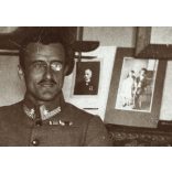 K.u.K., magyar katonatiszt régi fotográfiák között, egyenruha, 1. világháború, monarchia, különös, 1910-es évek, Eredeti fotó, papírkép.  