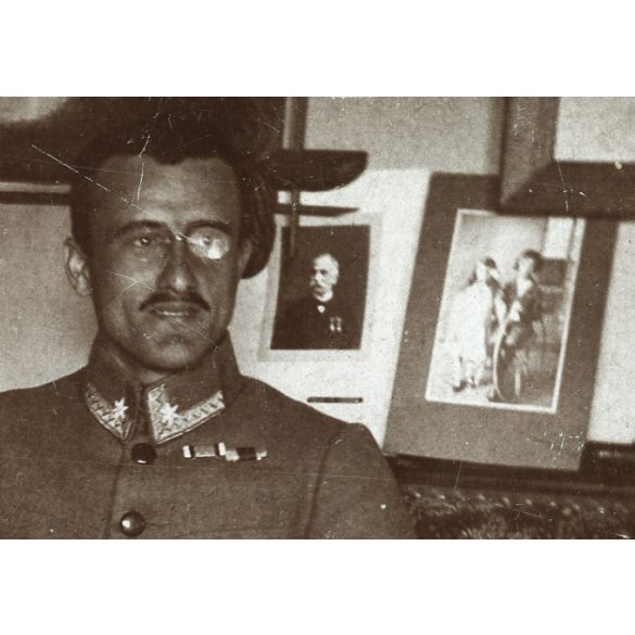 K.u.K., magyar katonatiszt régi fotográfiák között, egyenruha, 1. világháború, monarchia, különös, 1910-es évek, Eredeti fotó, papírkép.  