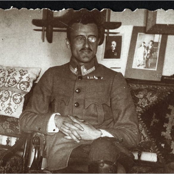K.u.K., magyar katonatiszt régi fotográfiák között, egyenruha, 1. világháború, monarchia, különös, 1910-es évek, Eredeti fotó, papírkép.  