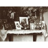 K.u.K., magyar katonatiszt régi fotográfiák között, egyenruha, 1. világháború, monarchia, különös, 1910-es évek, Eredeti fotó, papírkép.  