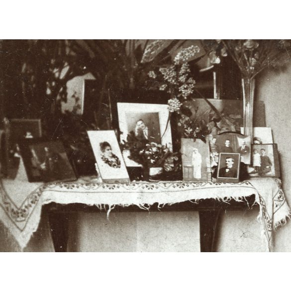 K.u.K., magyar katonatiszt régi fotográfiák között, egyenruha, 1. világháború, monarchia, különös, 1910-es évek, Eredeti fotó, papírkép.  